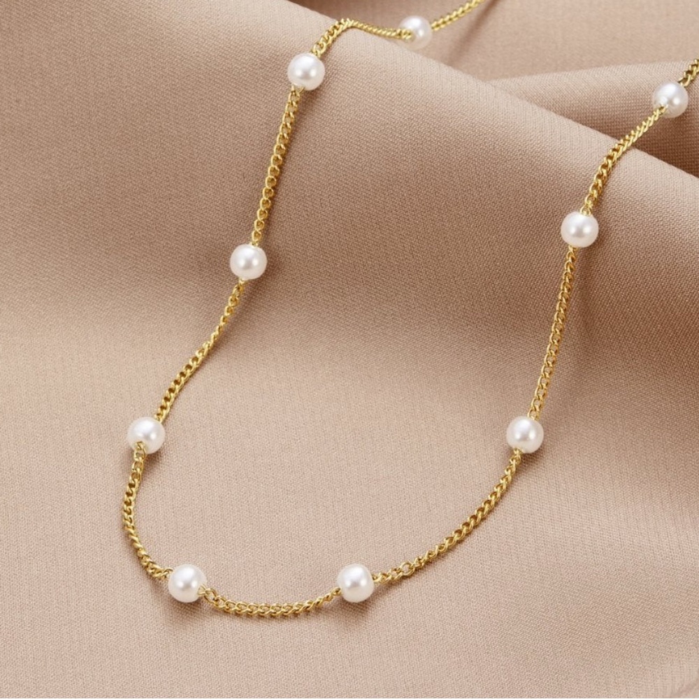 Elegant Gold and Pearl Necklace